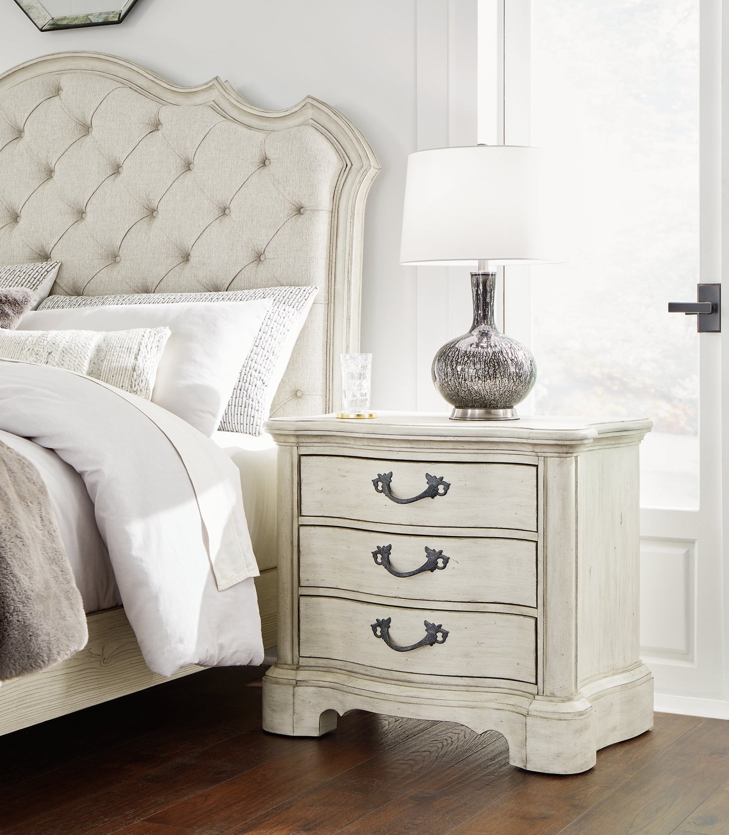 Arlendyne King Upholstered Bed with Mirrored Dresser and Nightstand